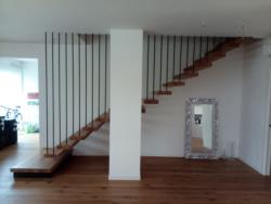 scala a giorno con gradino in legno massello rovere  | Scale con struttura in legno